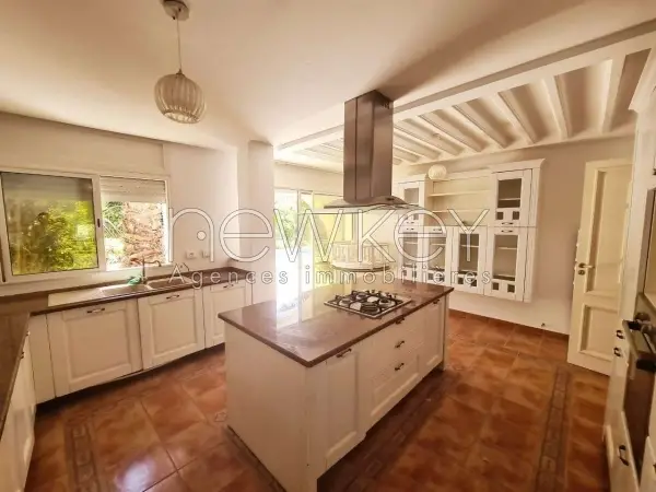Superbe Villa S+4 avec piscine à Louer La Soukra - 3