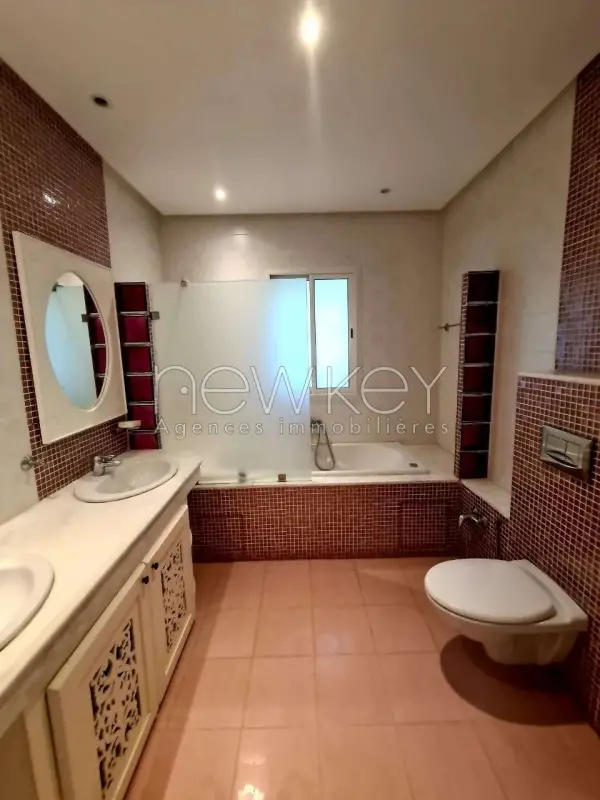 Superbe Villa S+4 avec piscine à Louer La Soukra - 7