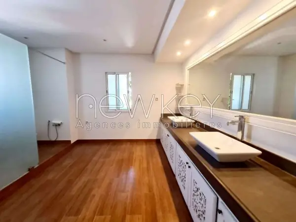 Superbe Villa S+4 avec piscine à Louer La Soukra - 6