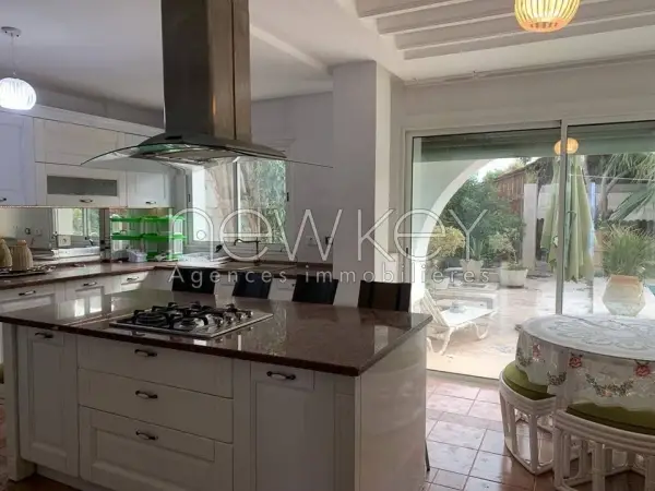 Superbe Villa S+4 avec piscine à Louer La Soukra - 13