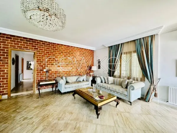 Une Villa S+5 avec piscine à vendre à La Soukra - 2