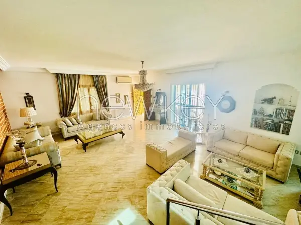 Une Villa S+5 avec piscine à vendre à La Soukra - 3