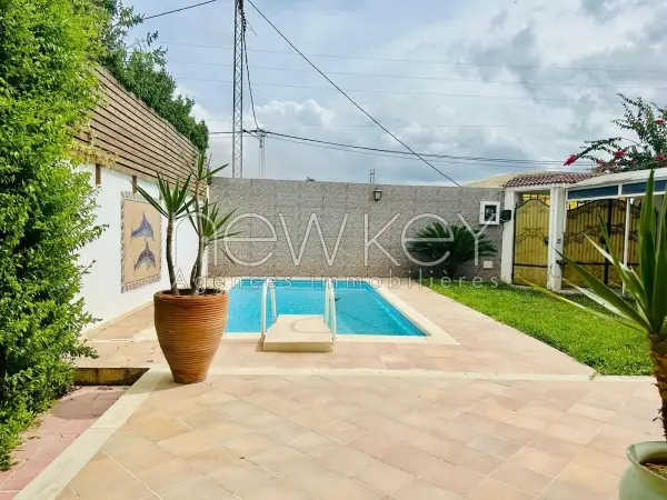 Une Villa S+5 avec piscine à vendre à La Soukra - 1