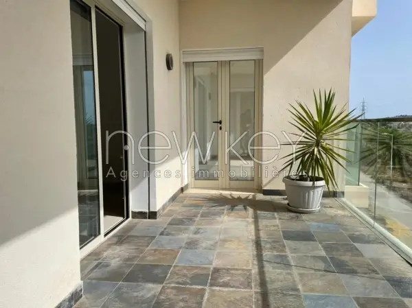 Etage de villa S+4 avec vue dégagée à louer aux Jardins de Carthage - 1