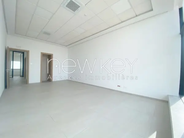 Un étage de bureaux neuf vue lac à louer - 2