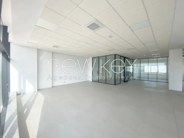 Un étage de bureaux neuf vue lac à louer - 1