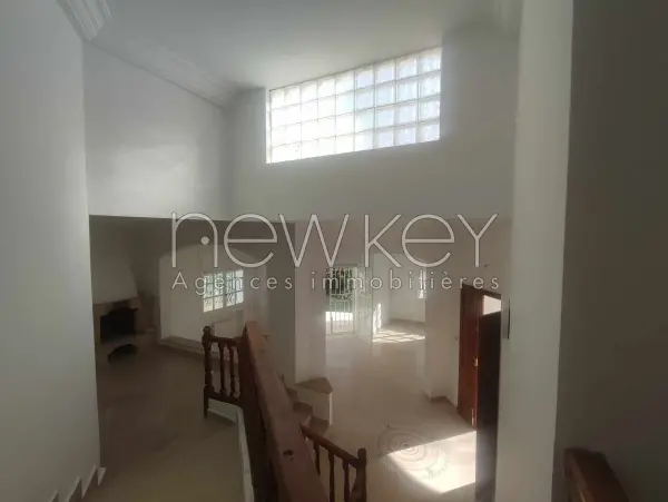 Une Villa S+5 avec piscine à La Soukra - 5