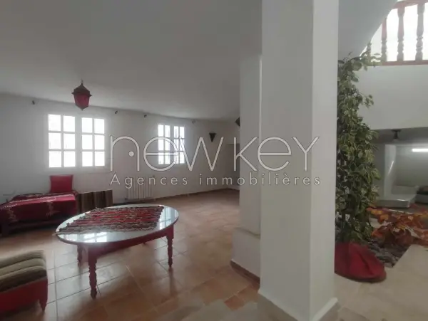 Une Villa S+5 avec piscine à La Soukra - 2