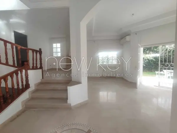 Une Villa S+5 avec piscine à La Soukra - 1