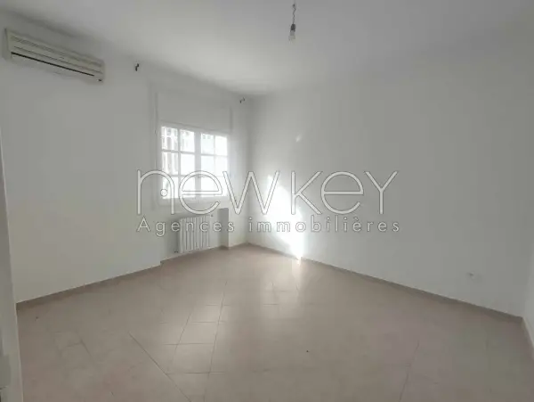 Une Villa S+5 avec piscine à La Soukra - 6