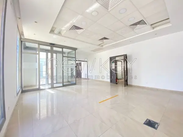 Etages de bureaux de 973m² à louer aux Berges du Lac 1 - 3