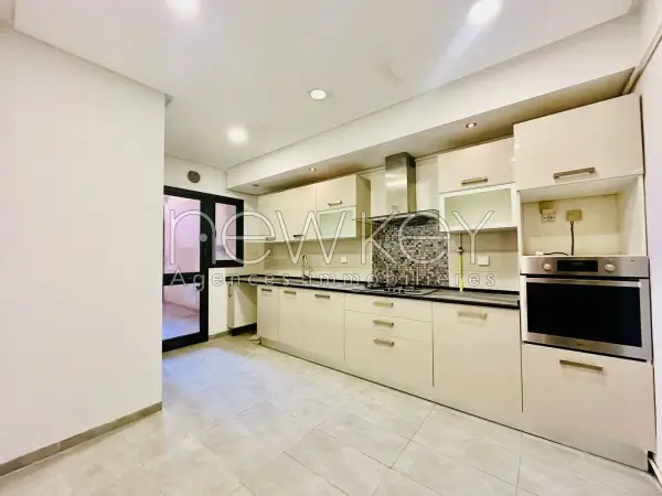 Un Appartement S+4 avec jardin à louer à La Soukra - 2