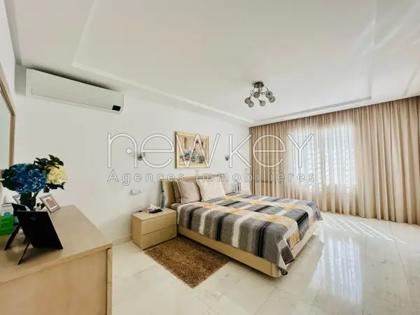 Une Villa en triplex S+5 avec piscine à vendre à La Soukra - 4