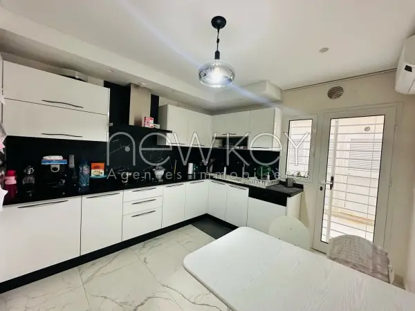 Une Villa en triplex S+5 avec piscine à vendre à La Soukra - 3