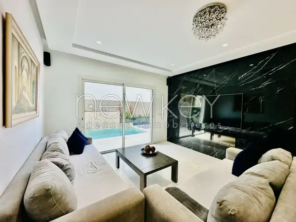 Une Villa en triplex S+5 avec piscine à vendre à La Soukra - 1