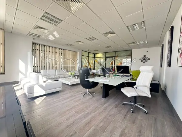Bureau de 215 m² à louer au Lac 2 - 5