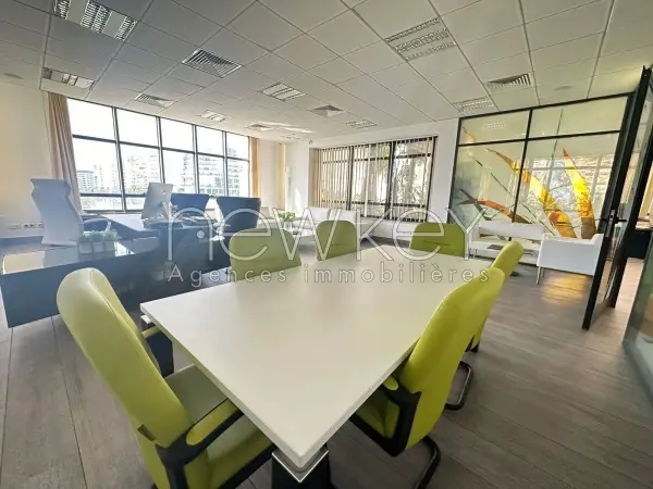 Bureau de 215 m² à louer au Lac 2 - 3