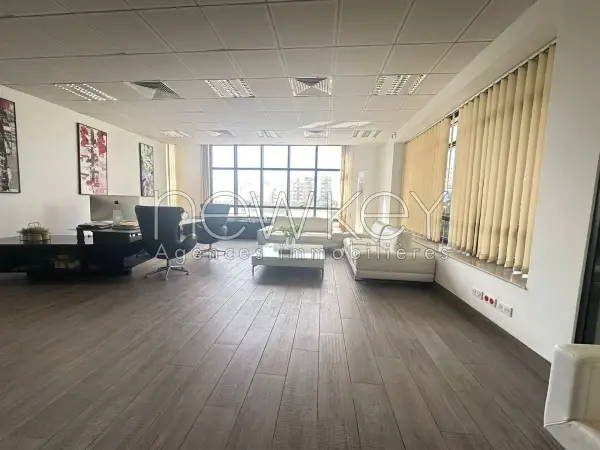 Bureau de 215 m² à louer au Lac 2 - 7
