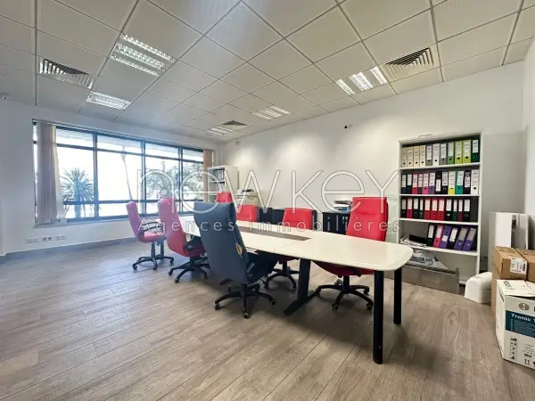 Bureau de 215 m² à louer au Lac 2 - 4