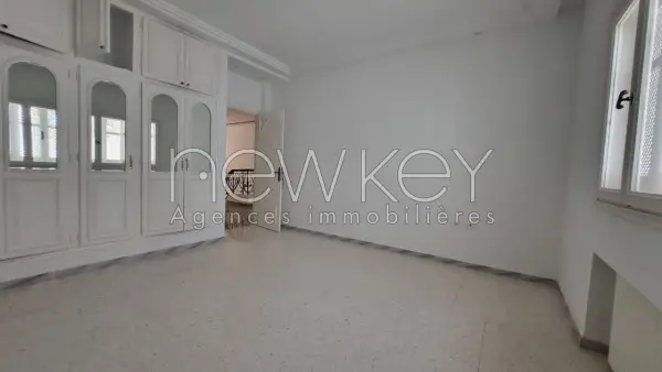 villa s+5 avec studio à la Marsa - 3