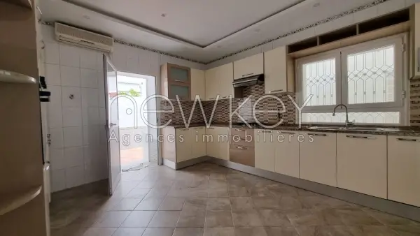 villa s+5 avec studio à la Marsa - 17