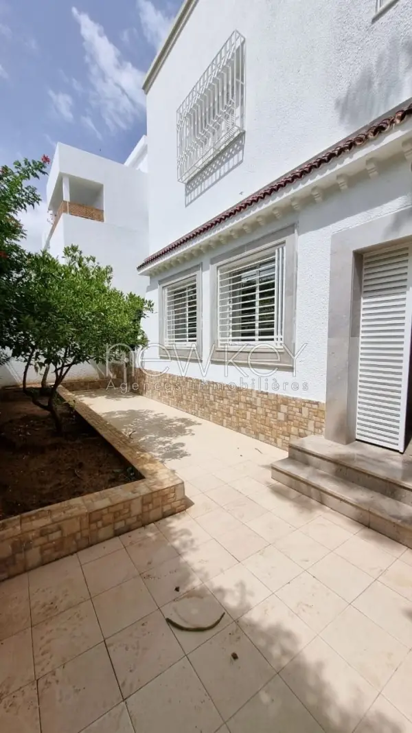 villa s+5 avec studio à la Marsa - 13