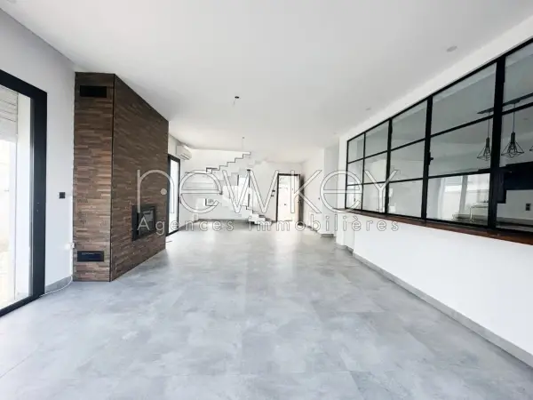 Une Villa indépendante S+4 à vendre à La Soukra - 1