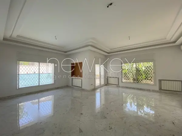 Villa avec piscine et jardin à louer au Lac 2 - 4