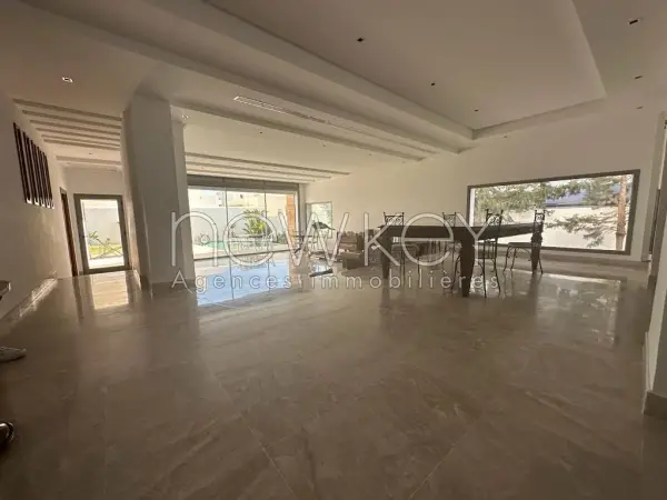 Villa moderne avec piscine et jardin à vendre aux Jardins de Carthage - 1
