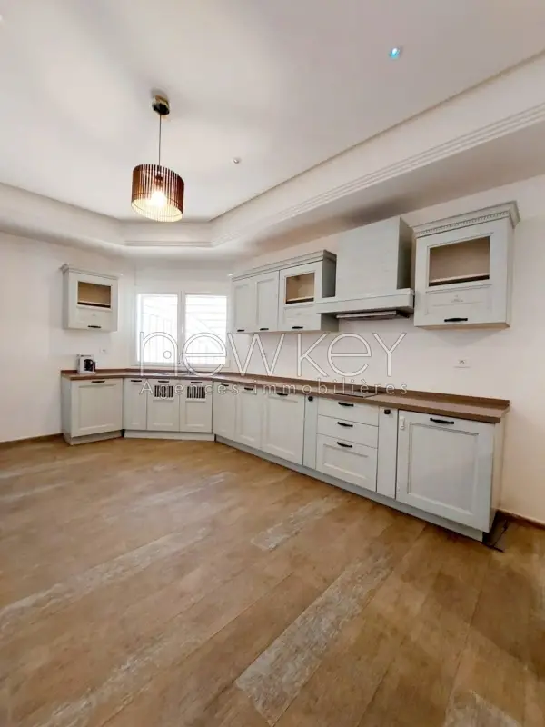 A vendre une villa s+5 avec piscine à Gammarth - 11