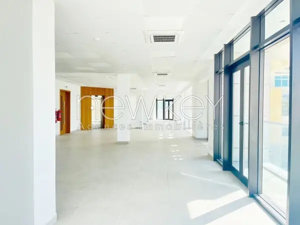 immeuble neuf de 1800m² à louer au Berges du Lac 1 - 2