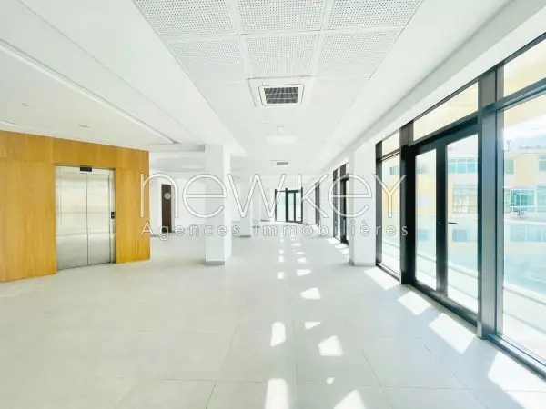 immeuble neuf de 1800m² à louer au Berges du Lac 1 - 3