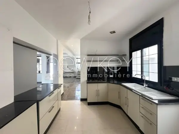 Une Belle Villa avec piscine à vendre à La Soukra - 2