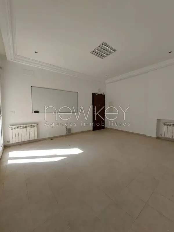 Appartement à usage de bureau A+3 - 2