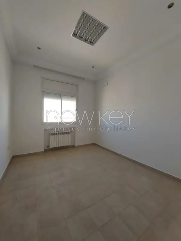 Appartement à usage de bureau A+3 - 3