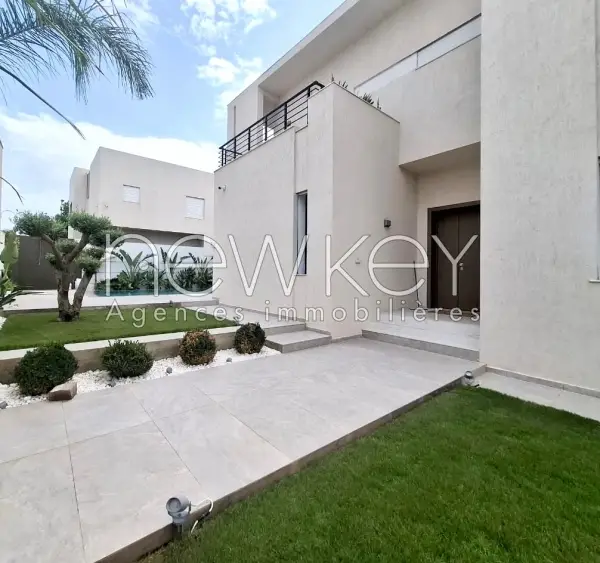 Une Splendide Villa S+6 avec piscine à La Soukra - 2