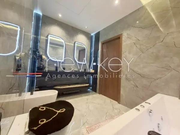 Une Splendide Villa S+6 avec piscine à La Soukra - 12
