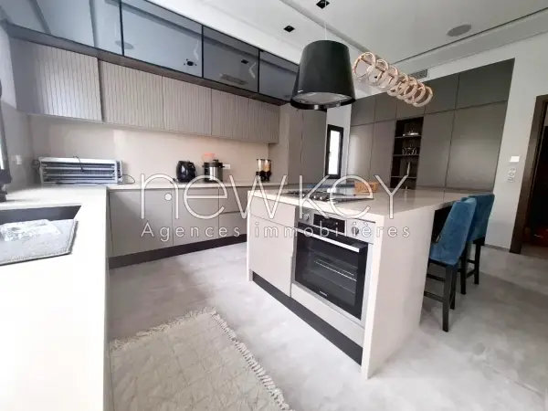 Une Splendide Villa S+6 avec piscine à La Soukra - 4