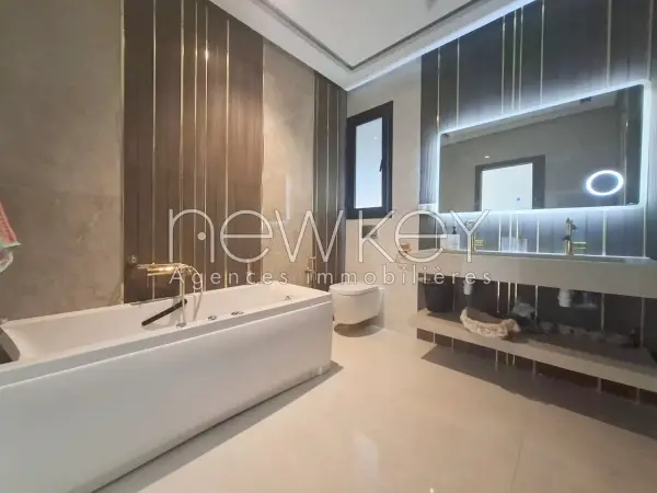 Une Splendide Villa S+6 avec piscine à La Soukra - 10