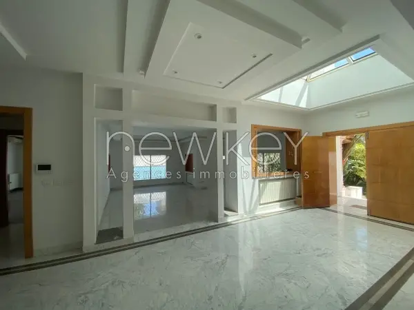 Villa avec piscine et jardin à usage bureautique à louer au Lac 2 - 3