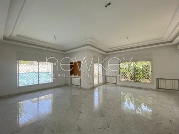 Villa avec piscine et jardin à usage bureautique à louer au Lac 2 - 4