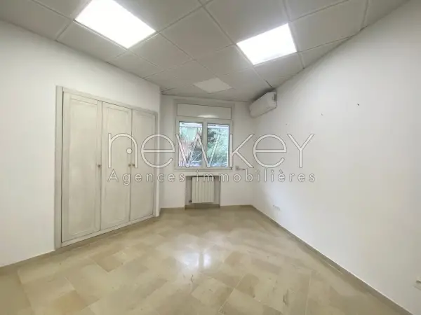 Un Triplex usage bureautique avec jardin à louer au Lac 1 - 5