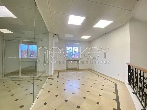 Un Triplex usage bureautique avec jardin à louer au Lac 1 - 8