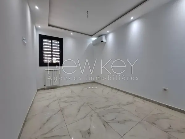 Un Superbe Etage de Villa à louer à La Soukra - 2