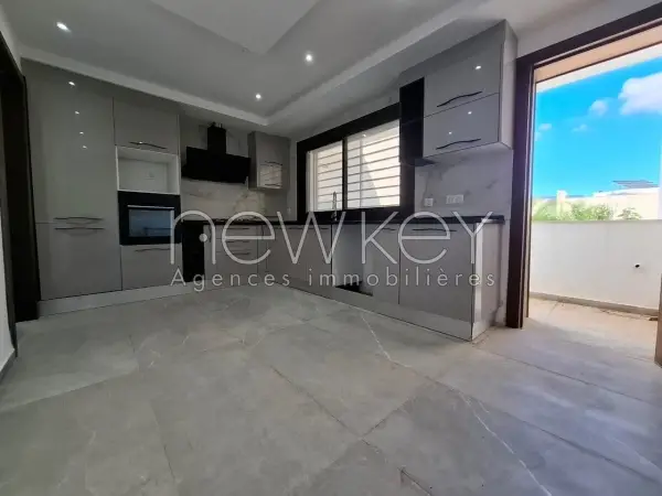 Un Superbe Etage de Villa à louer à La Soukra - 4