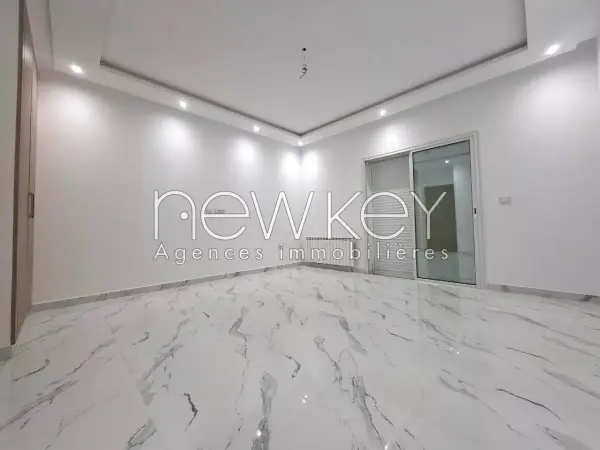 Une Villa S+5 avec piscine à vendre à La Soukra - 1
