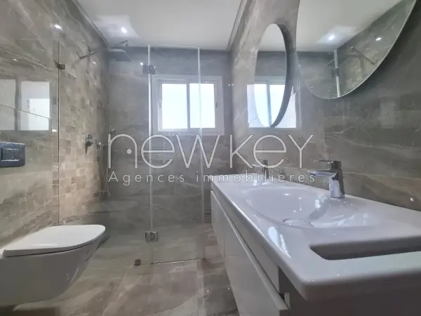 Une Villa S+5 avec piscine à vendre à La Soukra - 11
