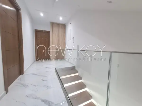 Une Villa S+5 avec piscine à vendre à La Soukra - 7