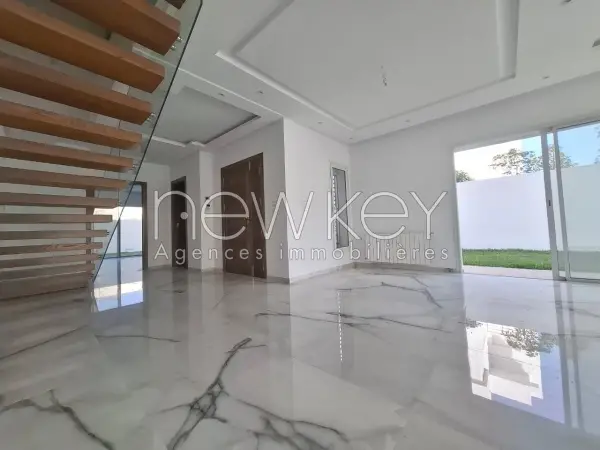 Une Villa S+5 avec piscine à vendre à La Soukra - 5