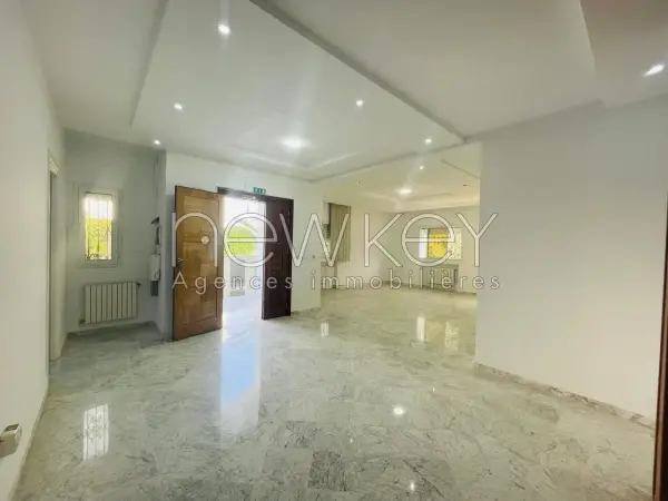 Villa avec piscine et jardin à louer au Berge du Lac 2 - 3